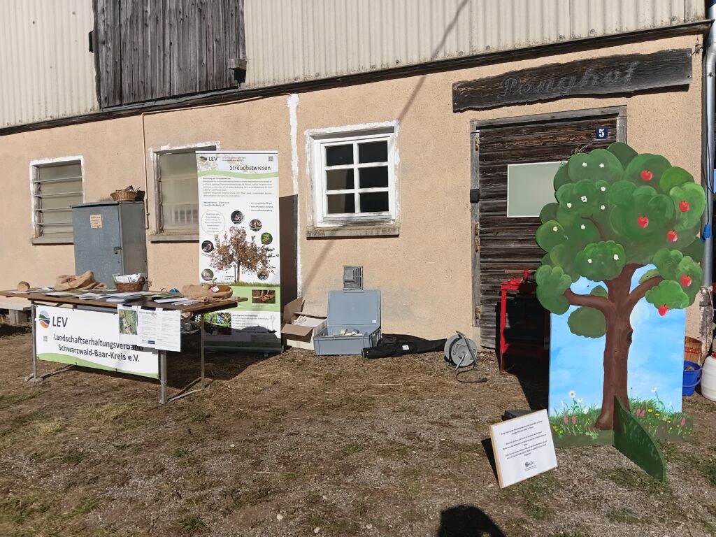 An einem Infostand beim Apfeltag in Öfingen gab es viele Informationen rund um Streuobstwiesen.