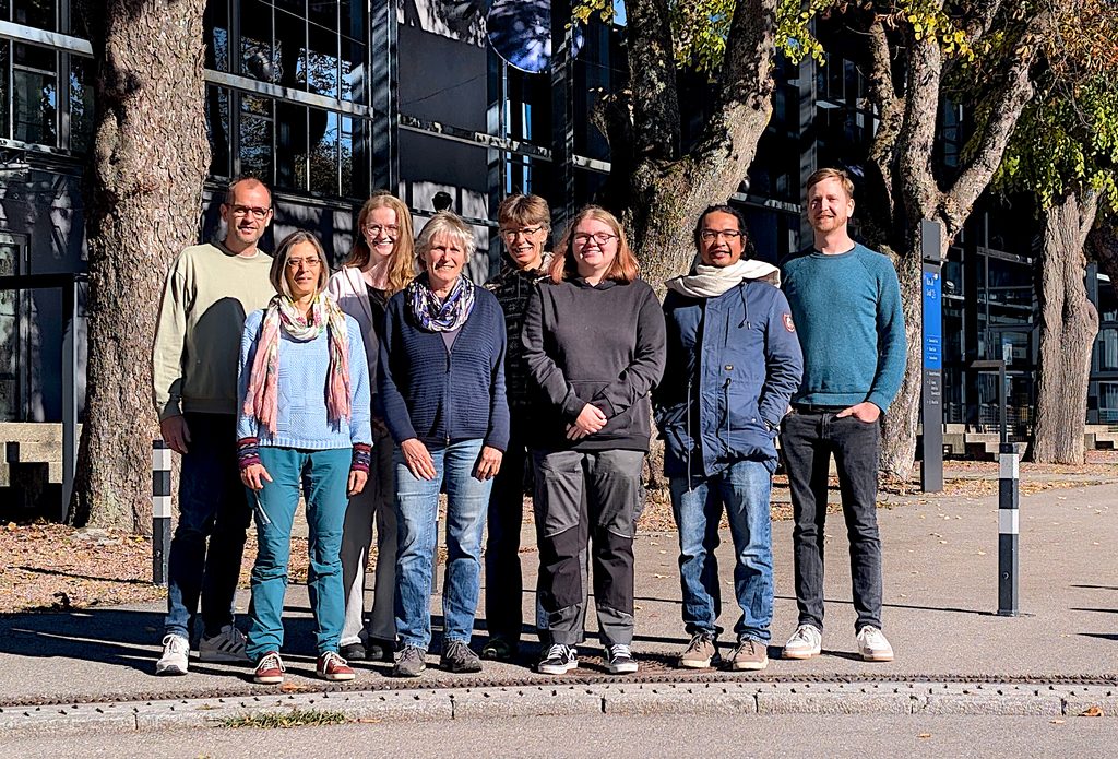 Weil das Herbstwetter am Betriebsausflug-Tag kaum Gelegenheit für fröhliche Gruppenfotos bot, wurde das Bild bei Sonnenschein vor dem Umweltbüro einfach nachgeholt. Bild: Umweltbüro